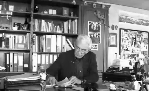 Ο εκλιπών Γιάννης Μπουτάρης στο γραφείο του