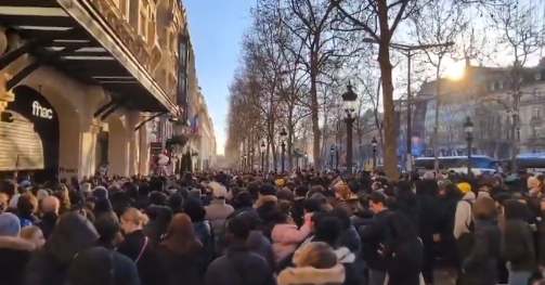 FNAC CUSTOMERS CHAMPS ELYSEES 1