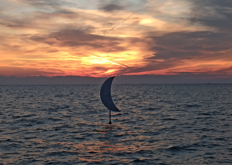 Το γλυπτό με το φεγγάρι στον Θερμαίκό κόλπο