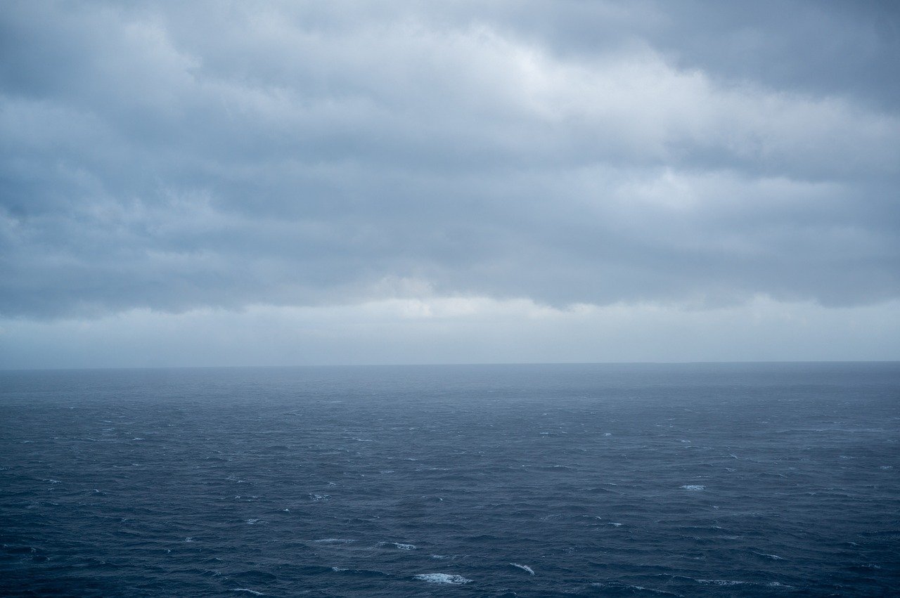 SYNNEFA THALASSA XEIMWNAS