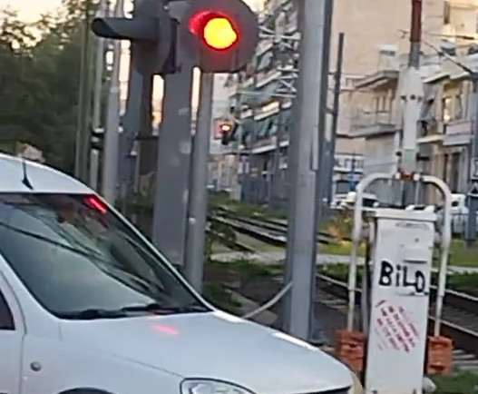 amaksi diasxizei rages enw erxetai treno