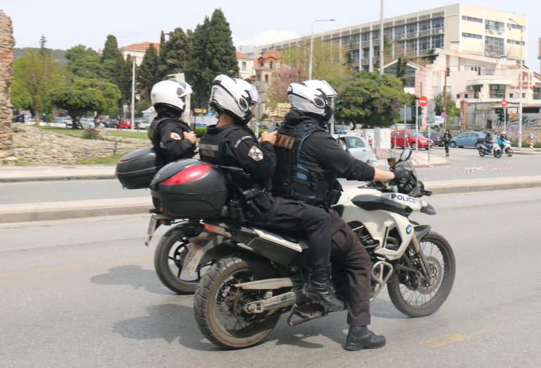 Αστυνομικοί σε μηχανή