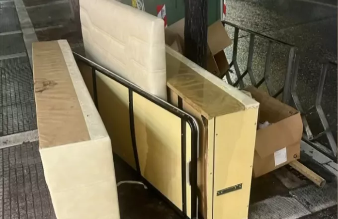 Πεταμένος καναπές στην Τσιμισκή