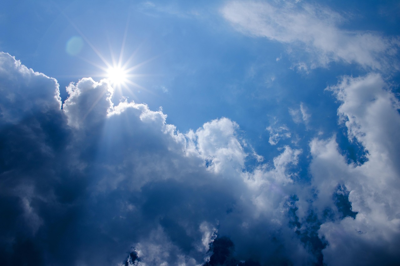 Ήλιος και σύννεφα