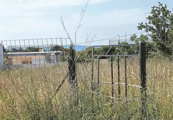 Ακαθάριστα οικόπεδα