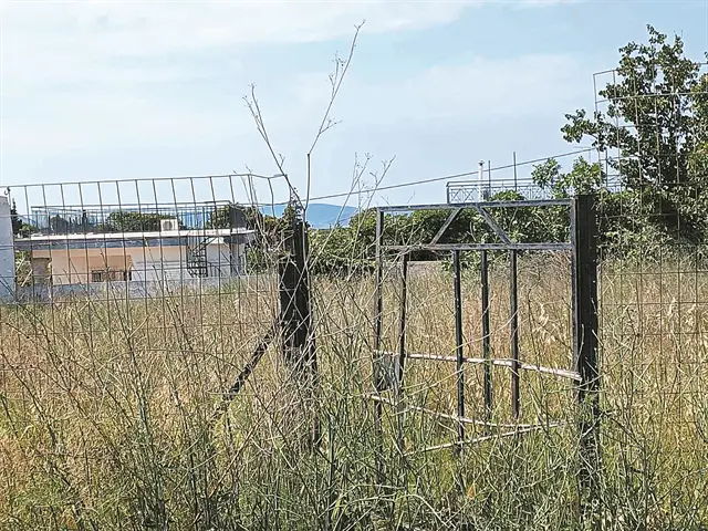 Ακαθάριστα οικόπεδα