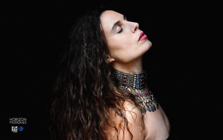 Η Γαλλο Ελληνίδα τραγουδίστρια Δάφνη Κριθαρά