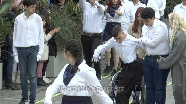 Μαθητής σηκώθηκε από το αμαξίδιο και παρήλασε