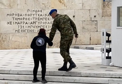 ypallilos voulis bandalismos agnwstos stratiwtis