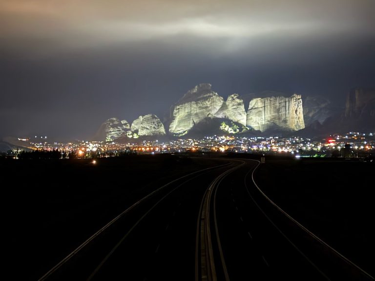 Τα φωτισμένα Μετέωρα για το Πάσχα