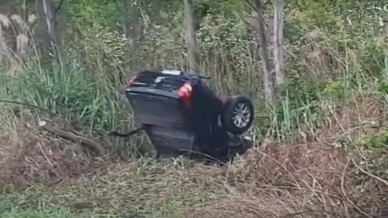 Αναποδογύρισε αυτοκίνητο σε κανάλι και τραυματίστηκε ο οδηγός