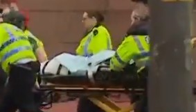 Μεταφορά τραυματία στο Λίβερπουλ