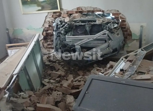 Αυτοκίνητο έπεσε μέσα σε σπίτι στον Λαγκαδά