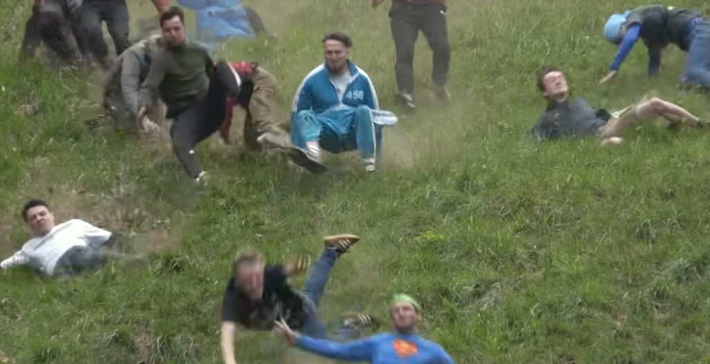 Έθιμο τυρί κατρακυλάει Βρετανία