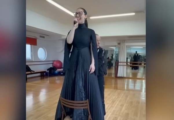 Κλαυδία και Φωκάς αλλαγή φορέματος