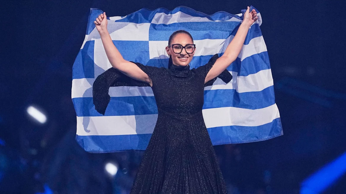 Η Κλαυδία πανηγυρίζει με την Ελληνική σημαία