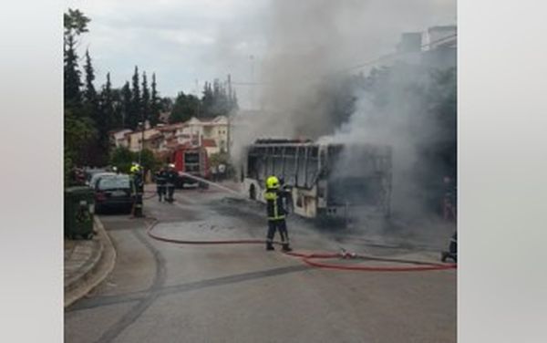 Πανόραμα φωτιά σε λεωφορείο