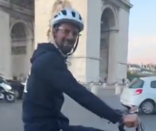 Ο Τζόκοβοτς κάνει ποδήλατο στο Παρίσι