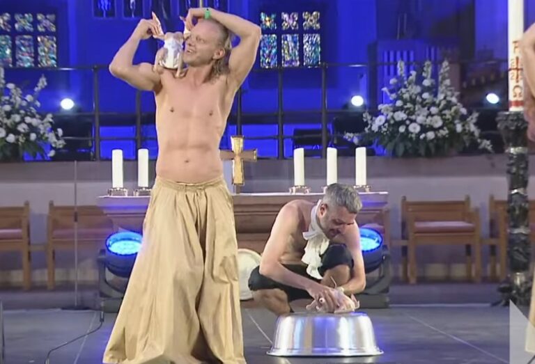 Χορευτές με νεκρά κοτόπουλα με πάνες σε καθεδρικό ναό Γερμανία