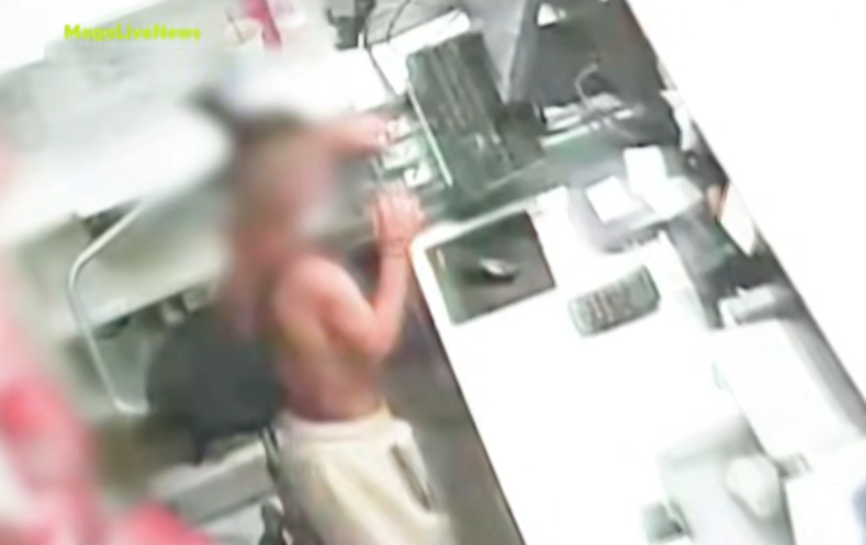 7χρονος ληστεύει ταμειακή μηχανή