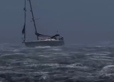 Ιστιοφόρο στην Τήνο μάχη με τα κύματα