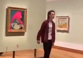 Ακτιβιστής πετάει μπογιά σε πίνακα του Πικάσο