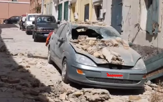 Τοίχος κτηρίου πλάκωσε αυτοκίνητο