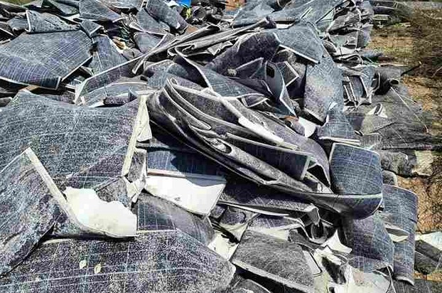 Πεταμένα πάνελ στον Κορινό