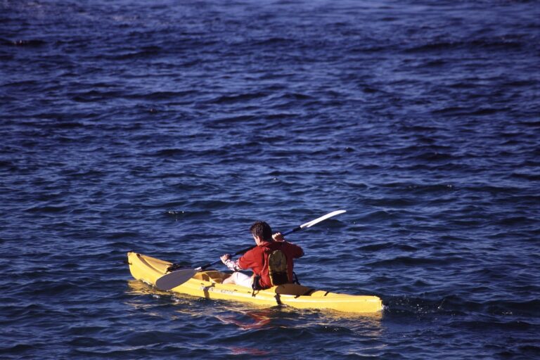 Άντρας σε καγιάκ θάλασσα πιξα