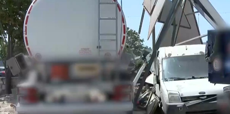 Φορτηγό έπεσε σε μανδρα