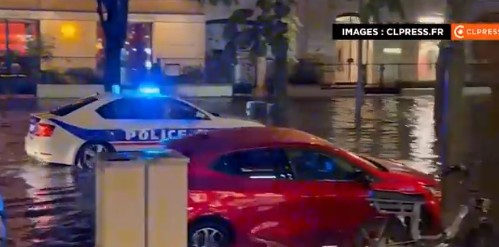 Περιπολικό στο Παρίσι πλημμυρισμένοι δρόμοι