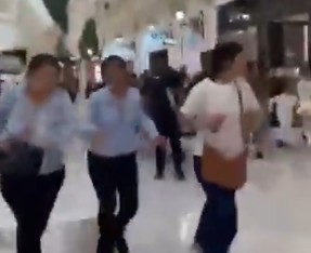 Πολίτες τρέχουν μέσα σε εμπορικό στο Κατάρ
