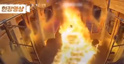 Άντρας έβαλε φωτιά μέσα στο μετρό στη Σεούλ