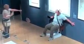 Τουρίστες έσπασαν την καρέκλα Van Gogh