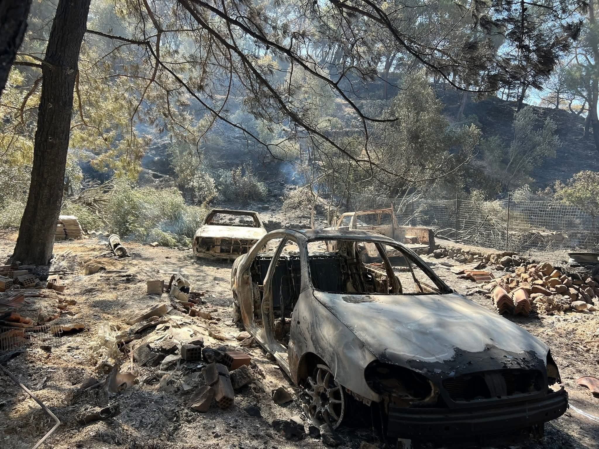Φωτιά στη Χίο Καμμένα αυτοκίνητα