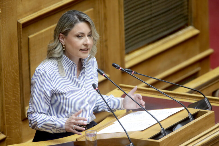 Η κ. Αλεξοπούλου στην ομιλία της στη Βουλή