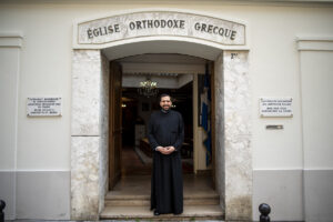 Ο Πατέρας Κωνσταντίνος στη Θύρα του Ιερού Ναού Κωνσταντίνου και Ελένης