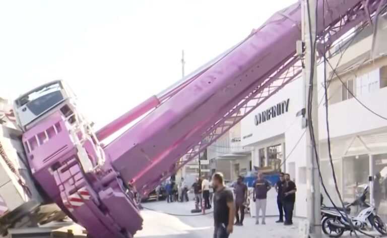 Γερανός έπεσε σε πολυκατοικία