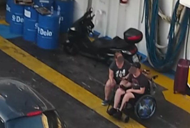 Παιδί ΑμέΑ σε γκαράζ ferry boat