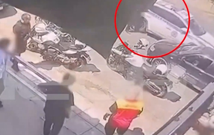 Κλείδωσε τους ληστές μέσα στο κατάστημα