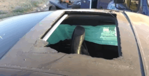 Η ηλιοροφή της Πόρσε από το ατύχημα στη Θέρμη