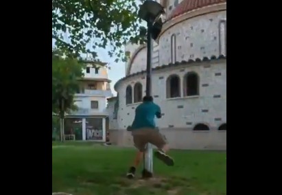 Μπλέτσας ρίχνει λάμπα του Δήμου