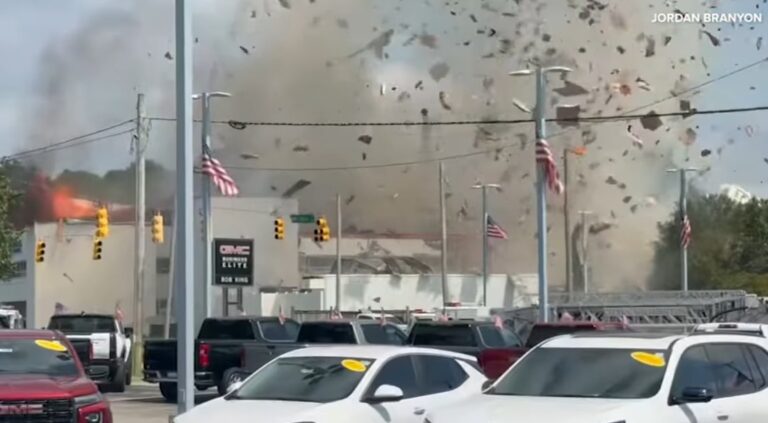 Έκρηξη σε κτήριο μετά από τροχαίο