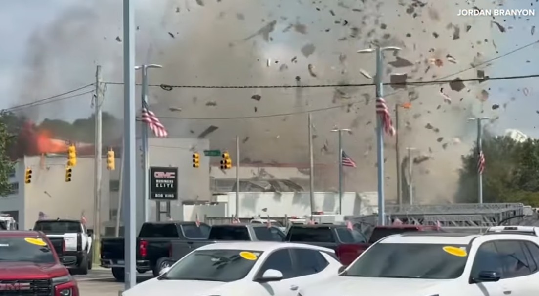 Έκρηξη σε κτήριο μετά από τροχαίο