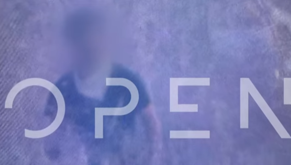 Φωτογραφία ντοκουμέντο από 25χρονο να βάζει φωτιά στην Πάτρα