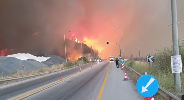 Μαίνεται η φωτιά στην Πάτρα
