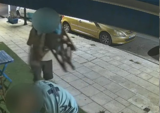 Νεαροί κλέβουν καρέκλες από κατάστημα στη Μενεμενη