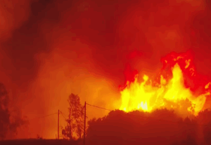 Φωτιά βράδυ