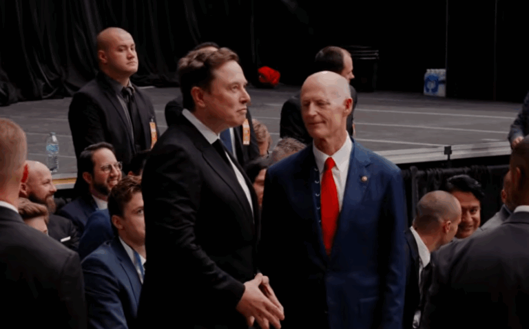 Ο Ίλον Μασκ στο μνημόσυνο του Τσάρλι Κερκ