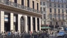 Ουρά για την αγορά iPhone στο Παρίσι